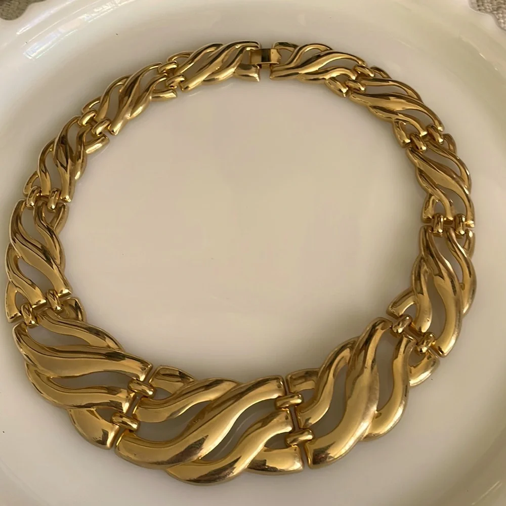 Gold Tone Collar Necklace. In Like New Condition. - Picture 1 of 5